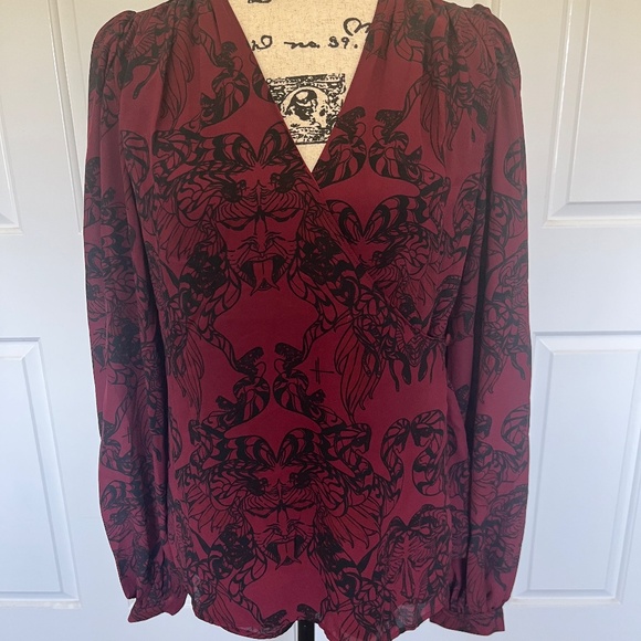 La Femme En Noir Georgette Wrap Top in Gorgon Print Size Small BNWT - Picture 4 of 4
